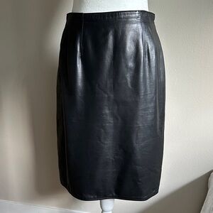 Chic Black Vakko Leather Pencil Skirt